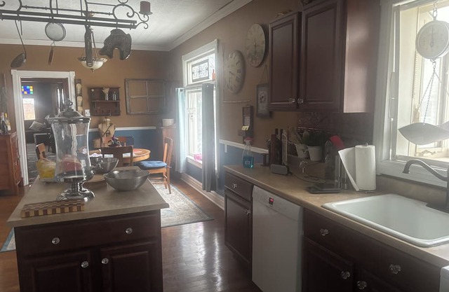 Lovely 2-bedroom Victorian home with AC in Algonac. Near shopping and the river
