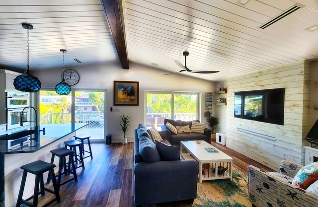 2 Bedroom Updated Canal Home