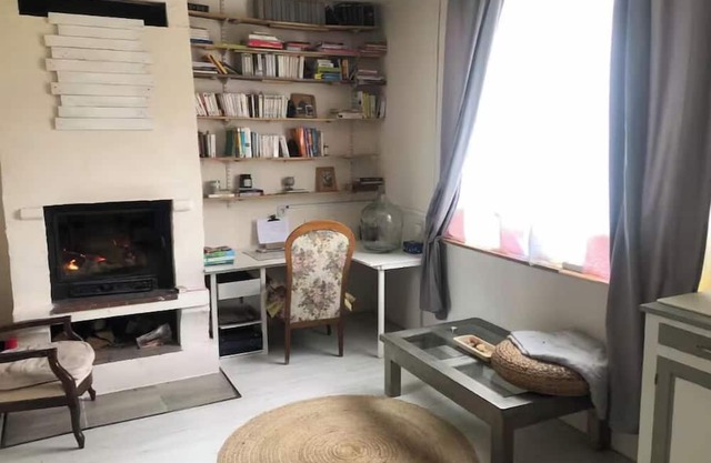 Quiet studio overlooking the garden. Pets at no extra charge