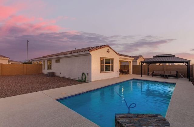This house is a 3 bedroom(s), 2 bathrooms, located in Buckeye, AZ.