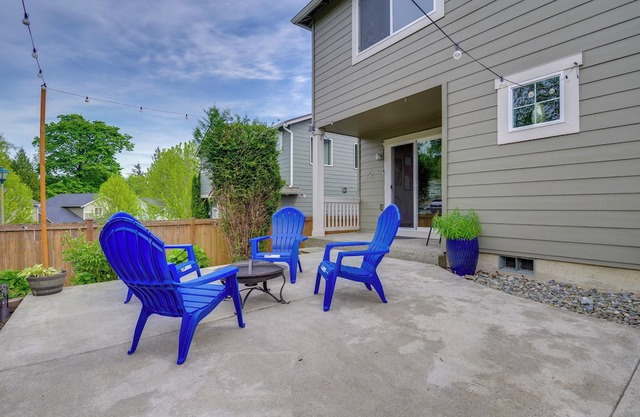 Walk to Trails & Golf: Sedro-Woolley Retreat!
