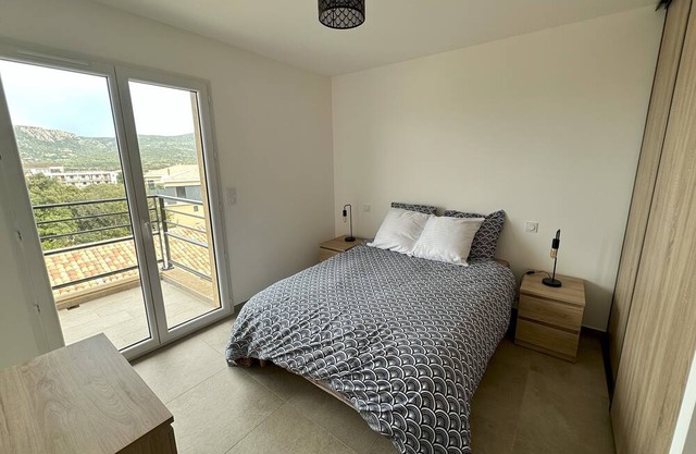Apartment 2/4 pers with terrace SEA VIEW, air-conditioned, private parking Near port