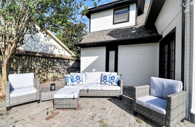Pet friendly/King Bed/Tranquil Retreat/Fenced Backyard/Master BR on Main