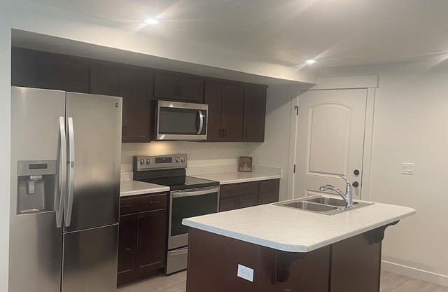 Charming 2-bedroom basement apartement with WiFi, AC in Saratoga Springs