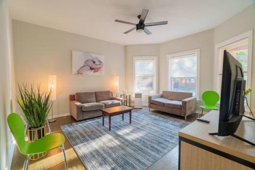 Spacious 4BR Retreat in Vibrant Woodlawn Near UChi