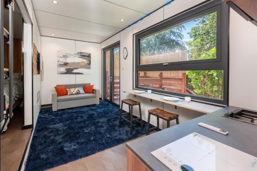 Cozy 1BR Gem with Wood Deck, Free parking Sleeps 3