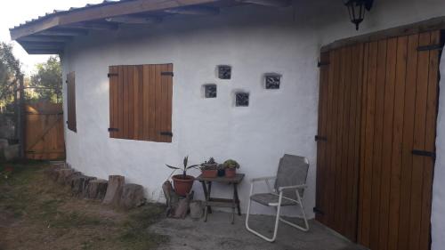 Hermosa casa de barro llena de magia y naturaleza.