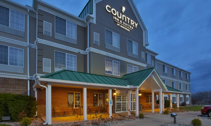 Big Rapids Hotel | Country Inn & Suites by Radisson, Big Rapids, MI