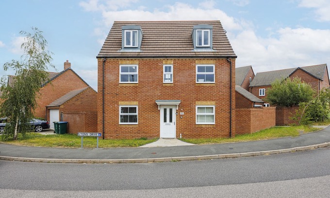 Acresford House | Stunning Coventry House for the Larger Group with Parking and Hot Tub
