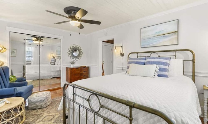 Downtown Apartment | Downtown Flat with Free Parking