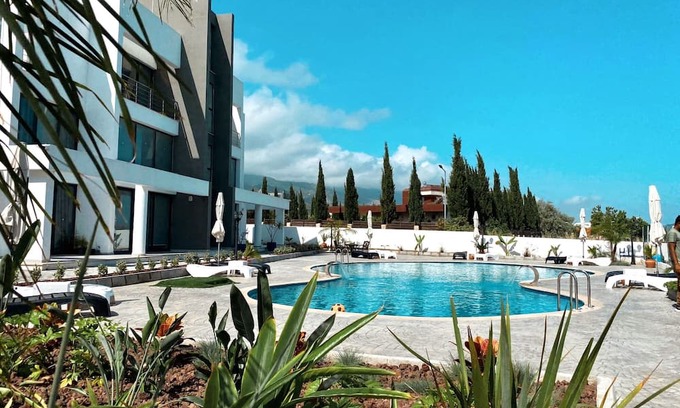 Edremit Apartment | Flat w Shared Pool 2 min to Beach in Edremit