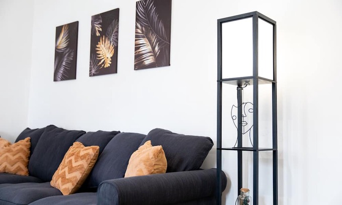 Coburg Condo | Large accommodation in a central location - parking lot