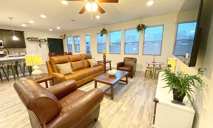 Wells Branch House | Spacious 4B3B Home with 6 Queen Beds, 10-15 mins to Domain or Downtown Austin.