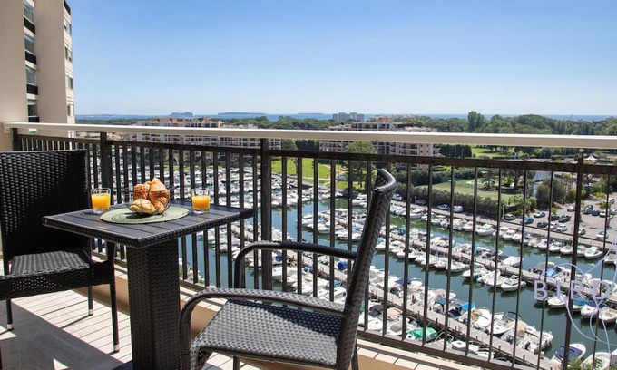 Mandelieu-La-Napoule Apartment | ELEGANT STUDIO WITH MARINA, SEA AND ESTEREL VIEW, SWIMMING POOL, HIGH FLOOR