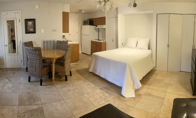 Lake Shore - Lake Vista Apartment | Charming Studio in park-like setting, blocks from Lakefront in New Orleans