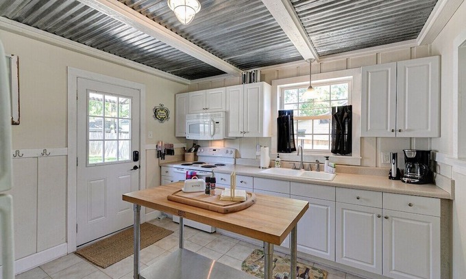Franklin House | Dwtn Franklin - Walkable with Huge Yard Sleeps 6
