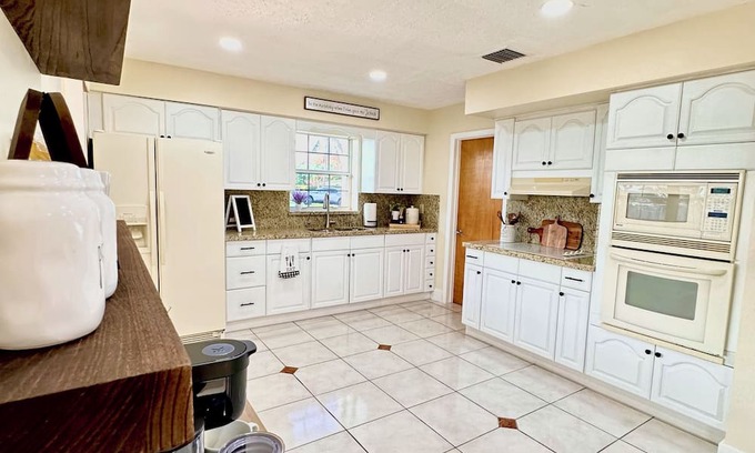 Sunset House | Spacious, family friendly home in the heart of Miami