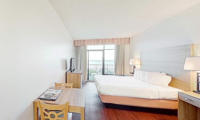 Myrtle Beach Apartment | 2nd Floor Oceanfront Snowbird Friendly Studio w/ WiFi, Shared Pool/Hot Tub, AC