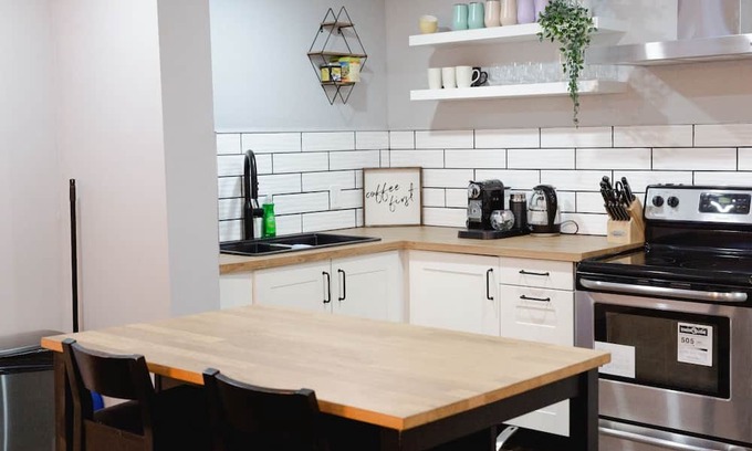 North Central Edmonton Apartment | LARGE Suite✨Near DT✨Office Space✨Family Friendly