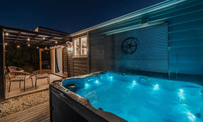 Christchurch Cottage | Peaceful City Cottage + HOT TUB