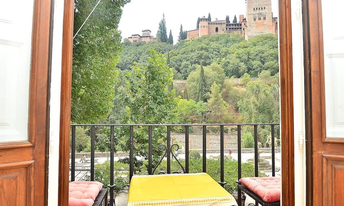 Albaicin Apartment | Private viewpoint to the Alhambra, 4 people, views at any time!