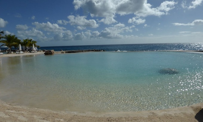Dominicus Apartment | DIRECTLY ON THE CARIBBEAN SEA, 3 ROOM APARTMENT, GARDEN & POOL & DIRECT ACCESS TO THE SEA!