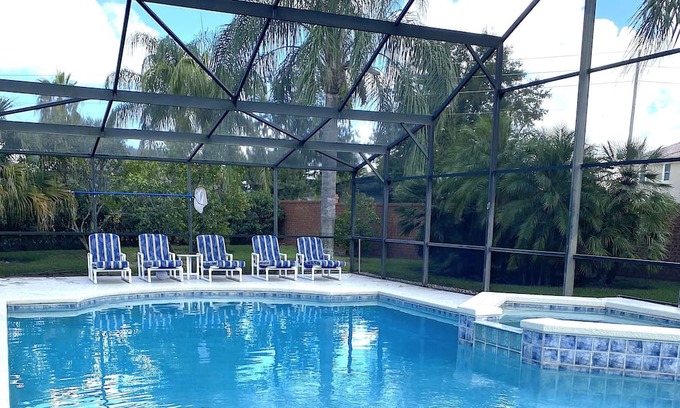 West Kissimmee House | Many themed rooms, private yard Lakeview, Close to Disney, 3 king masters CLEAN!