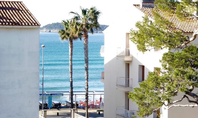 La Ciotat Apartment | T2 50 m, air-conditioned, with garage in a small quiet property.