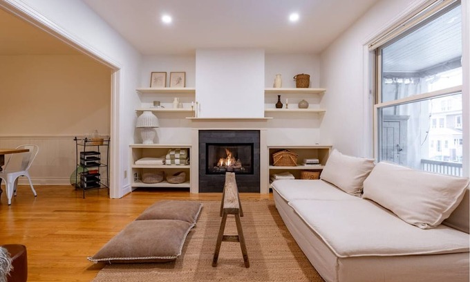 The Beaches House | Charming Detached 3-bedroom house with Private Backyard minutes from the beach