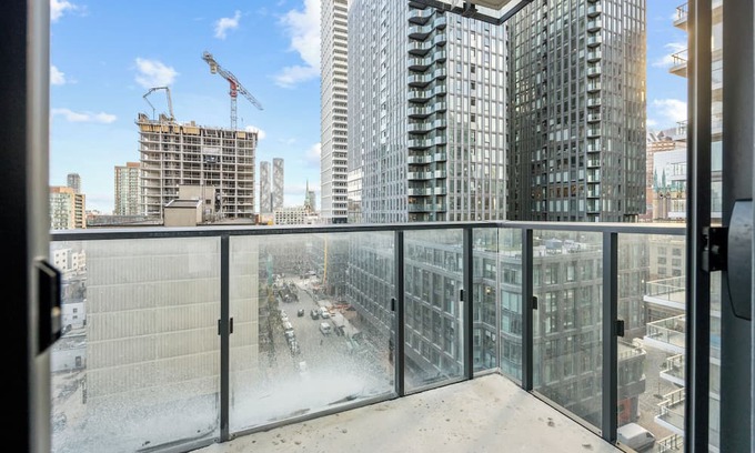 Old Town Apartment | Modern Condo by Dundas Sq, 3BDR/2BTH & City Views