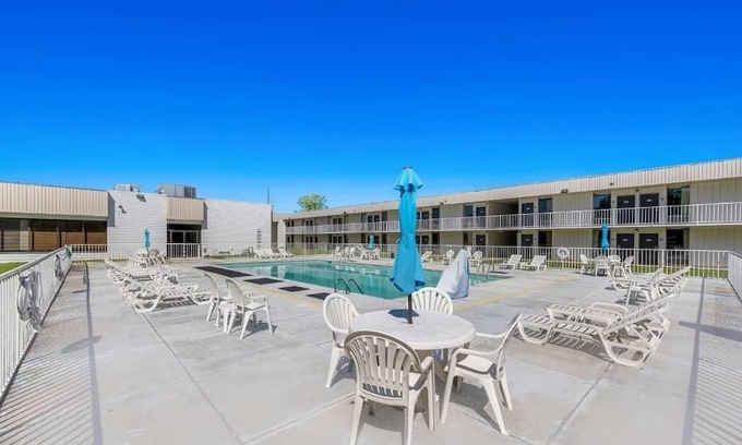 Hamilton House | Affordable Stay Complete with Pool and Complimentary Parking