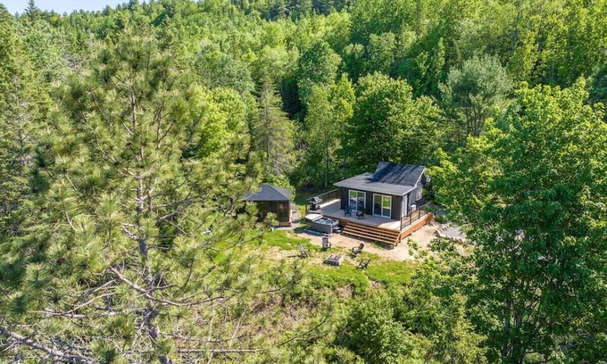 Saint-Alphonse-Rodriguez House | Chalet Hello| Private Lake Access | Hot Tub | EV