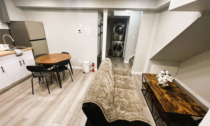 Northwest Calgary House | Amazing Location! 2 Bedroom Entire Basement Guest Suite - 8 min to YYC airport