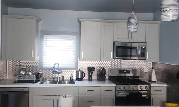 South Broadway House | Spacious 4-bedroom house with AC and WiFi in charming Cleveland Neighborhoodn