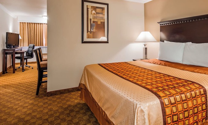Lompoc Apartment | Hotel Suite in Lompoc with Kitchenette, Pool and Complimentary Breakfast