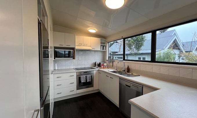 Narrow Neck House | If you want to be close to the beach.