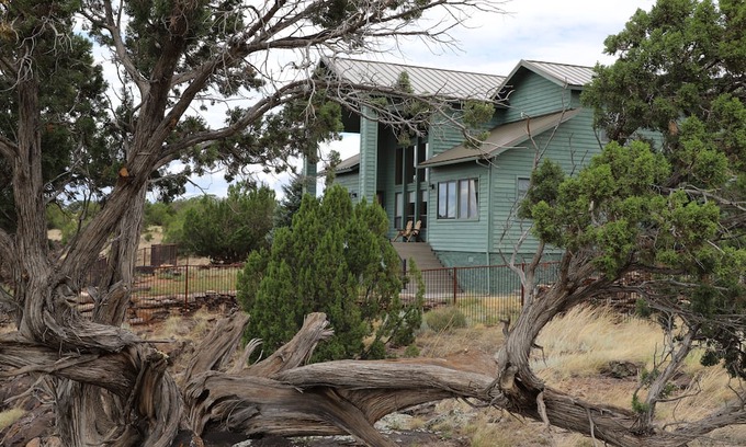 Show Low House | New Listing! Luxury cliff-side retreat. Isolated & Serene with EPIC views.