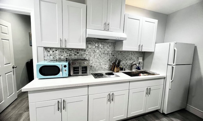Hermosa Village Apartment | Charming 1-bedroom studio with WiFi and AC close to Disneyland
