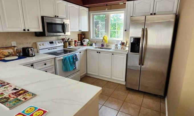 Ajax House | Superb 4-bedroom house in charming Ajax with WiFi, AC, Beach near the Lake,Trail