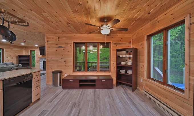 Tunkhannock Township Cabin | Spacious 5-BR cabin MINUTES from INDOOR waterparks/Sking-Hottub,Gameroom,PETS<3