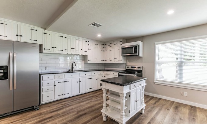 Salado House | Charming barn with 2 bedrooms and WiFi, AC in Salado