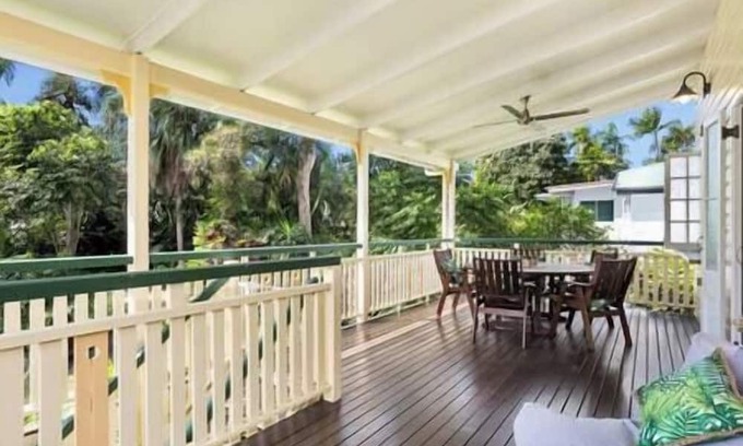 Edge Hill House | Classical King Bed Home at Edge Hill, 5km To Cairns
