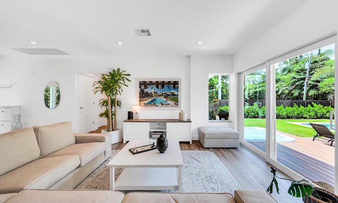 Victoria Park House | Centrally Located Heated Pool Lush Tropical Surrounding Oasis Key Resldences