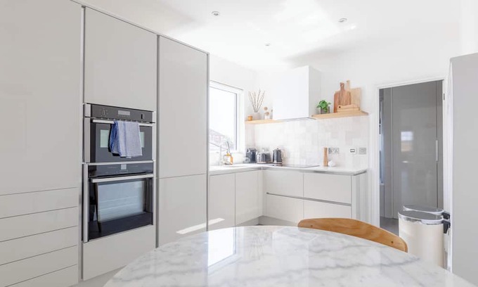 Town Apartment | Sleek Scandi-Inspired 2BD Flat, Fulham