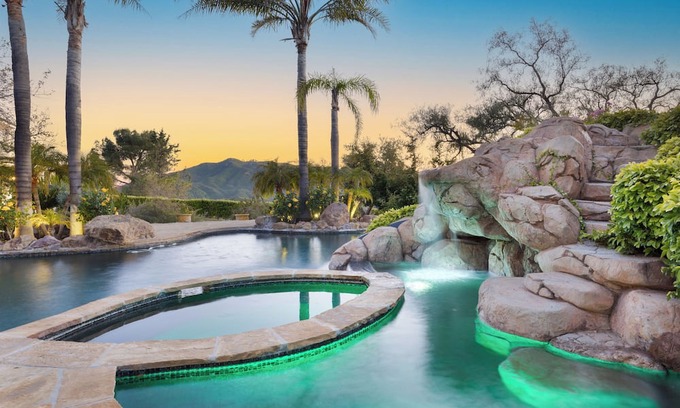 Malibu House | Le Grand Chateau by AvantStay | Stylish Estate w/ Pool, Sauna, & Views