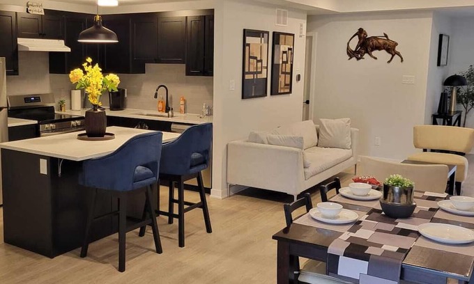 Ottawa Division House | 5 minutes walk to major shopping center, restaurants, pubs and bus station.