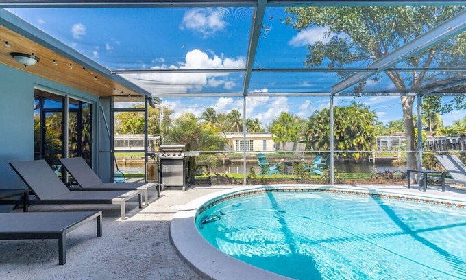 Fort Lauderdale House | Charming Poolside Haven on Water's Edge