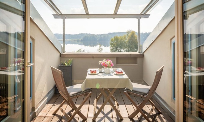 Pelham Apartment | Studio Apartment "Loggia" with Lake View, Private Garden & Wi-Fi