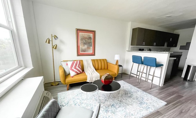Mount Auburn Apartment | Sleepover: Vivid 1BD/1BA + Gym -Cincinnati