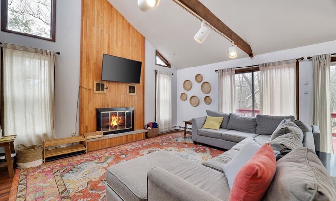 East Stroudsburg House | Tranquil Pocono Retreat with Pool & Lake Access | 3BR/2BA Sleeps 6